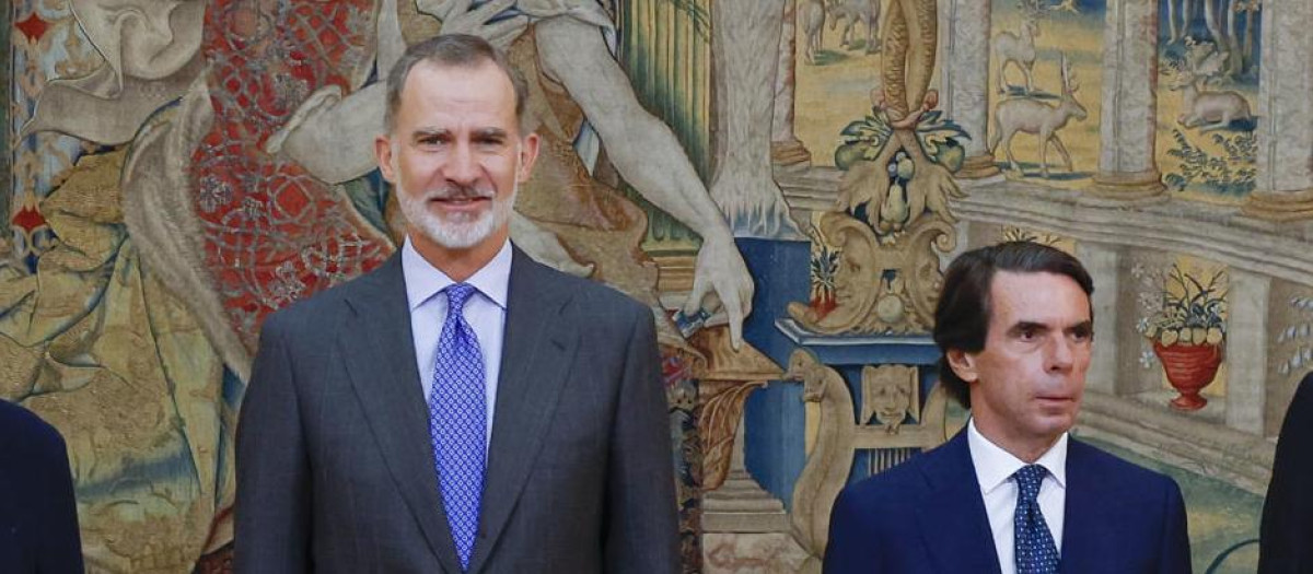 El Rey Felipe VI posa junto a los expresidentes del Gobierno de España José Luis Rodríguez Zapatero (i), Felipe González (2i), José María Aznar (2d) y Mariano Rajoy (d) durante la reunión del Patronato del Real Instituto Elcano que ha presidiso el rey Felipe VI en el Palacio de El Pardo en Madrid, este lunes. EFE/ J.J. Guillén