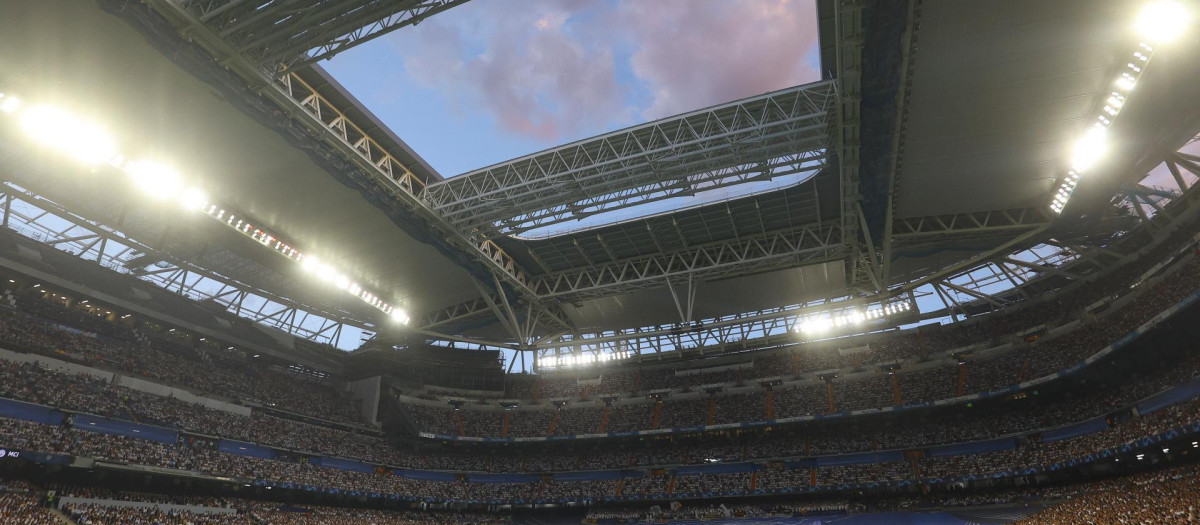 El interior del estadio Santiago Bernabéu, que afronta su último verano en obras