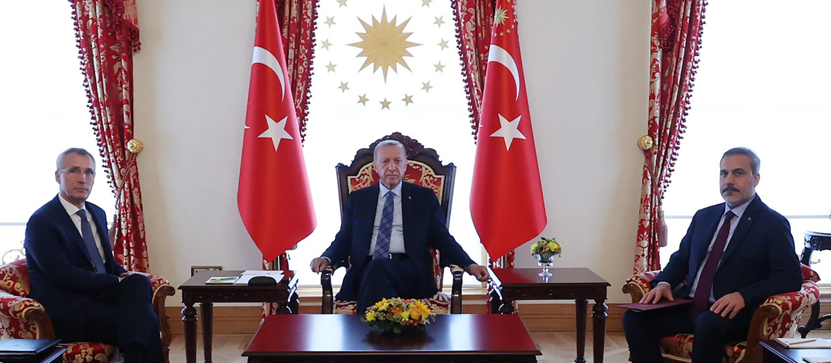 El presidente turco, Recep Tayyip Erdogan, el secretario general de la OTAN, Jens Stoltenberg (izquierda), y el ministro de Relaciones Exteriores turco, Hakan Fidan