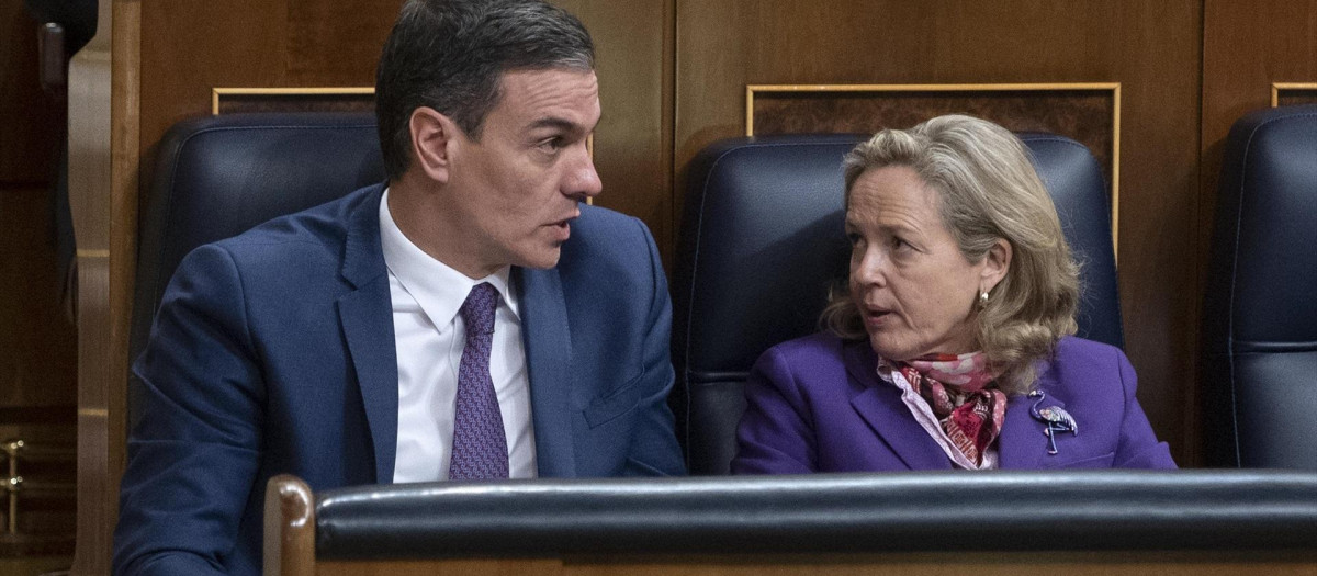El presidente del Gobierno, Pedro Sánchez, y la ministra de Asuntos Económicos, Nadia Calviño.