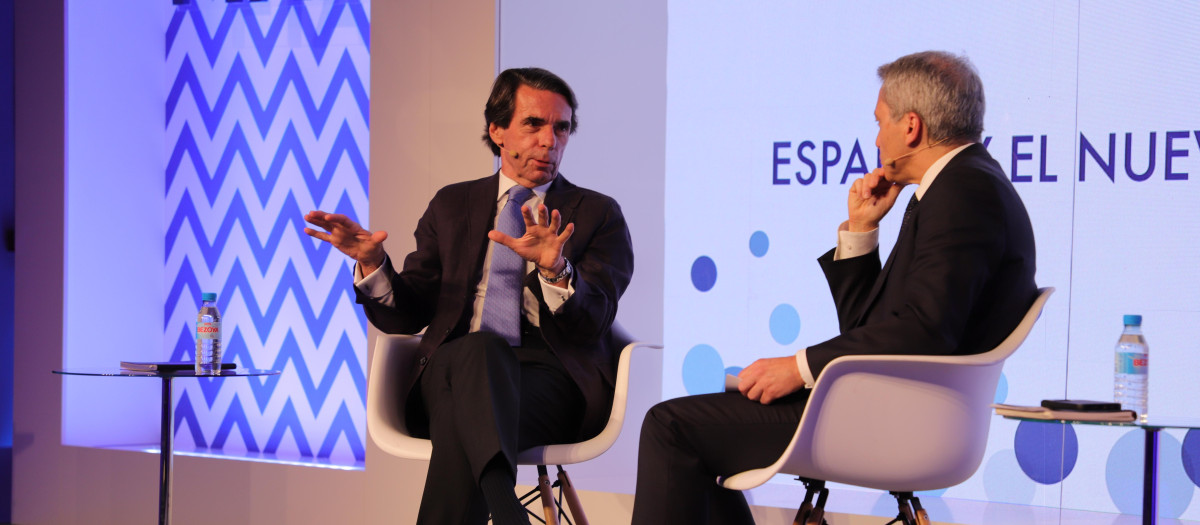El expresidente del Gobierno, José María Aznar, con el periodista Vicente Vallés