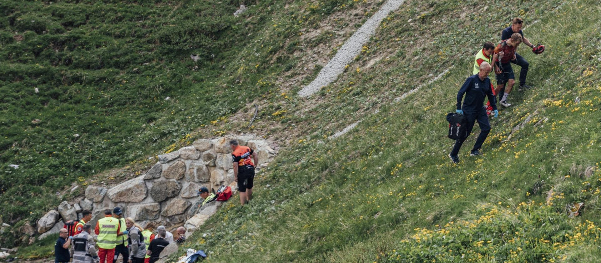 El momento de la caída del ciclista Gino Mäder