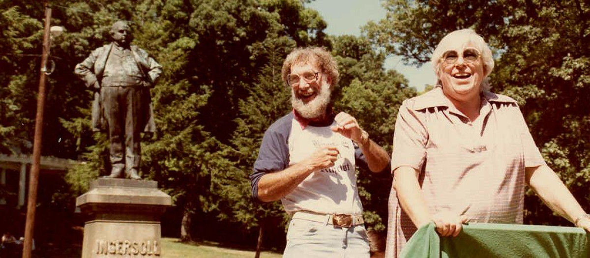 Foto de Madalyn Murray O'Hair. 1983 en la estatua de Robert Ingersoll, Peoria, Illinois.