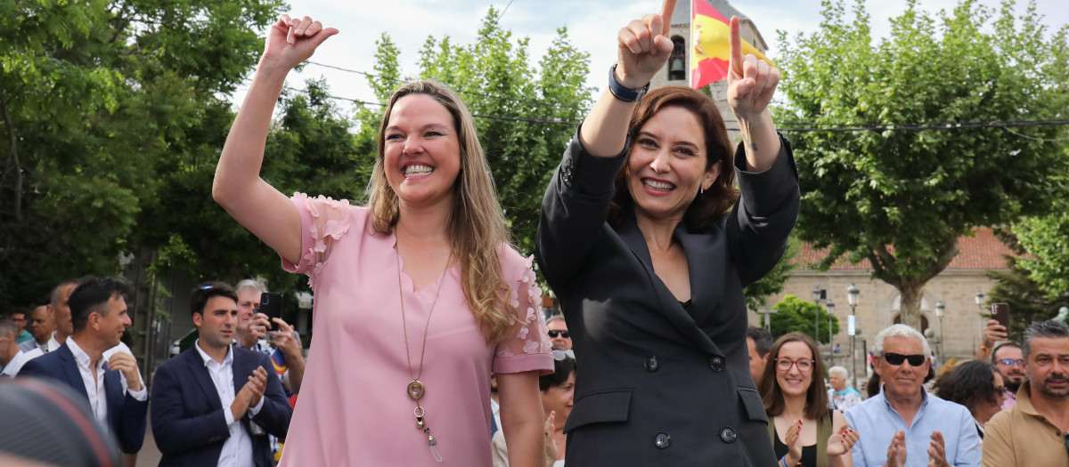 Isabel Díaz Ayuso (d) junto a la que será nueva alcaldesa del municipio madrileño
