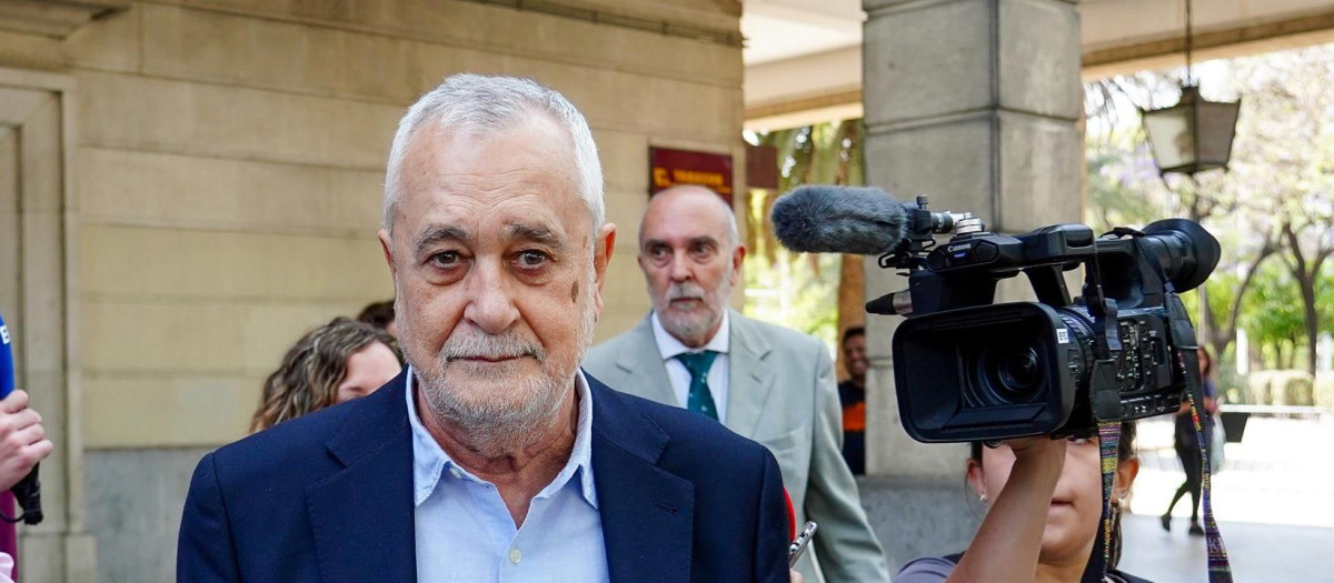 El expresidente de la Junta de Andalucía José Antonio Griñán, saliendo de los juzgados