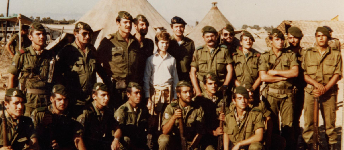 Kitin - abajo a la izquierda - junto a la Compañía de Operaciones Especiales Nº 31 acompañados por S.M. el Rey Felipe VI cuando todavía era Príncipe y su padre el Rey Juan Carlos I