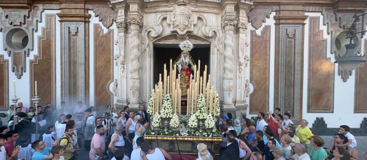 La Virgen de la Quinta Angustia celebra su décimo aniversario con una procesión