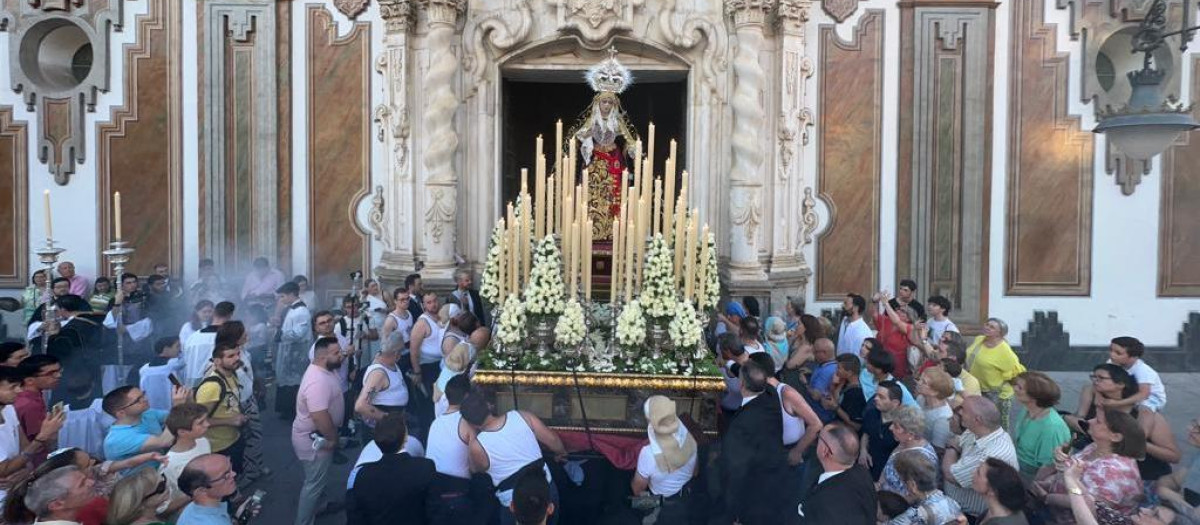 La Virgen de la Quinta Angustia celebra su décimo aniversario con una procesión