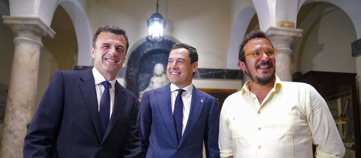El nuevo alcalde de Cádiz, Bruno García (i), acompañado por Juanma Moreno (c), y por el alcalde saliente, José María González "Kichi" (d)