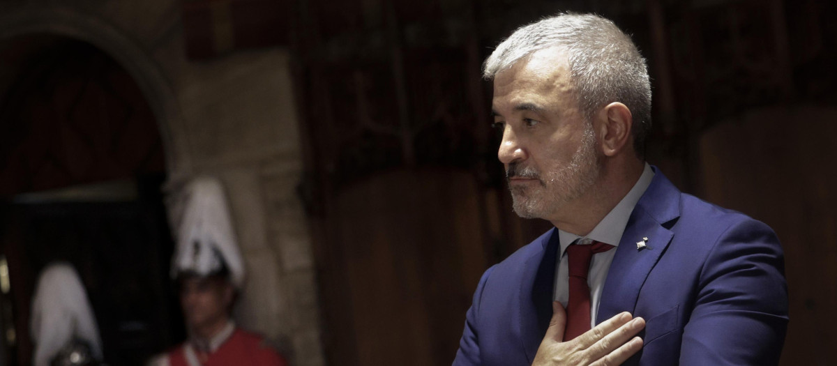 Collboni con la vara de mando del ayuntamiento de Barcelona