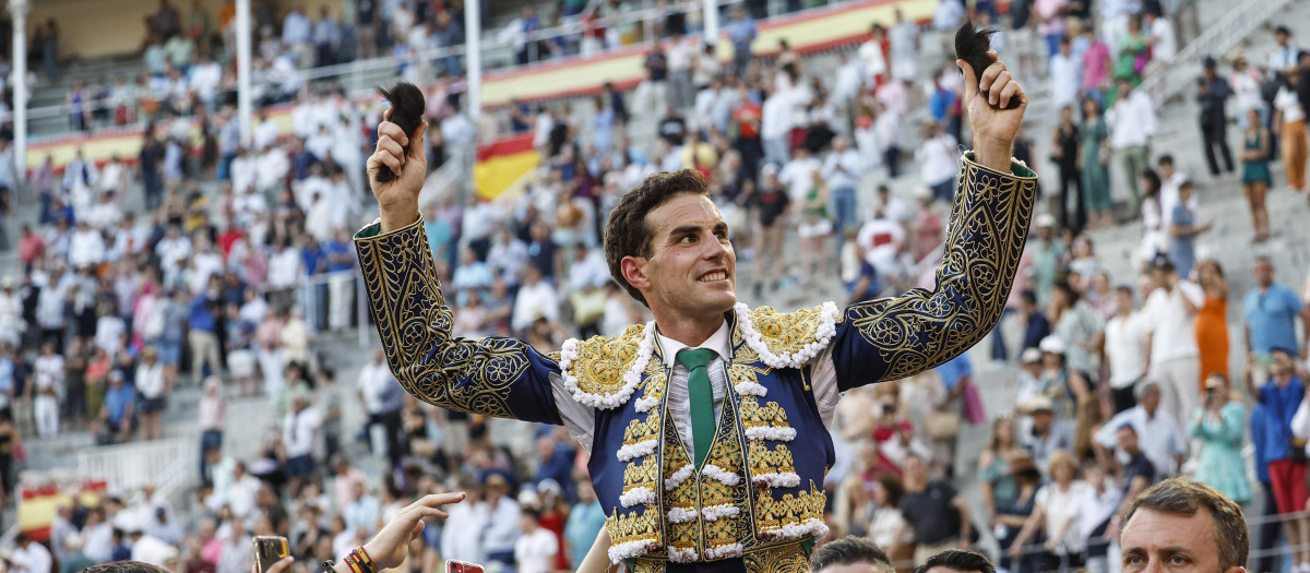 El diestro Fernando Adrián saluda a hombros con las orejas tras la faena al segundo de su lote, en la corrida de la Beneficencia