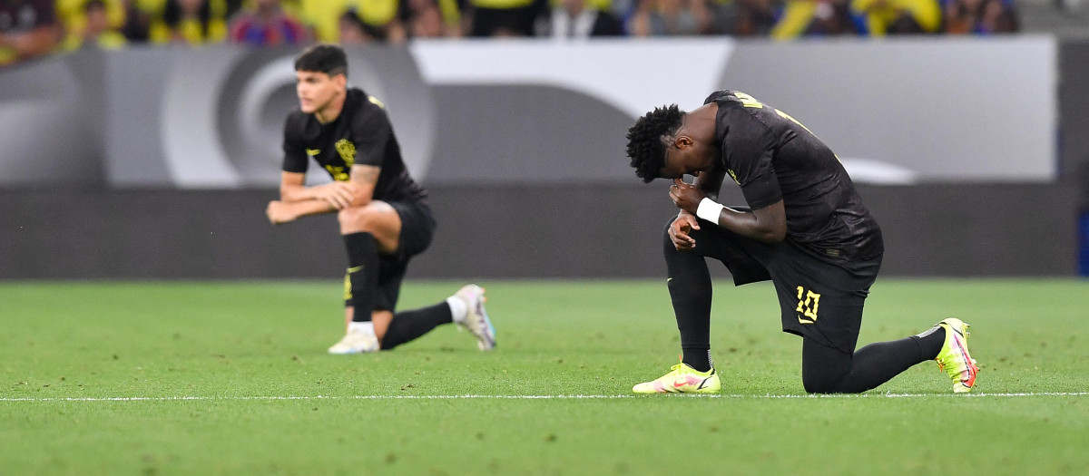 Vinicius, arrodillado, como gesto de queja contra el racismo