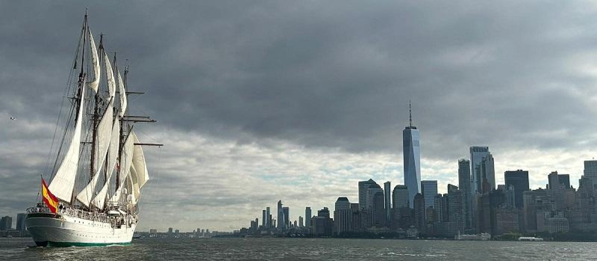El barco español con Manhattan al frente