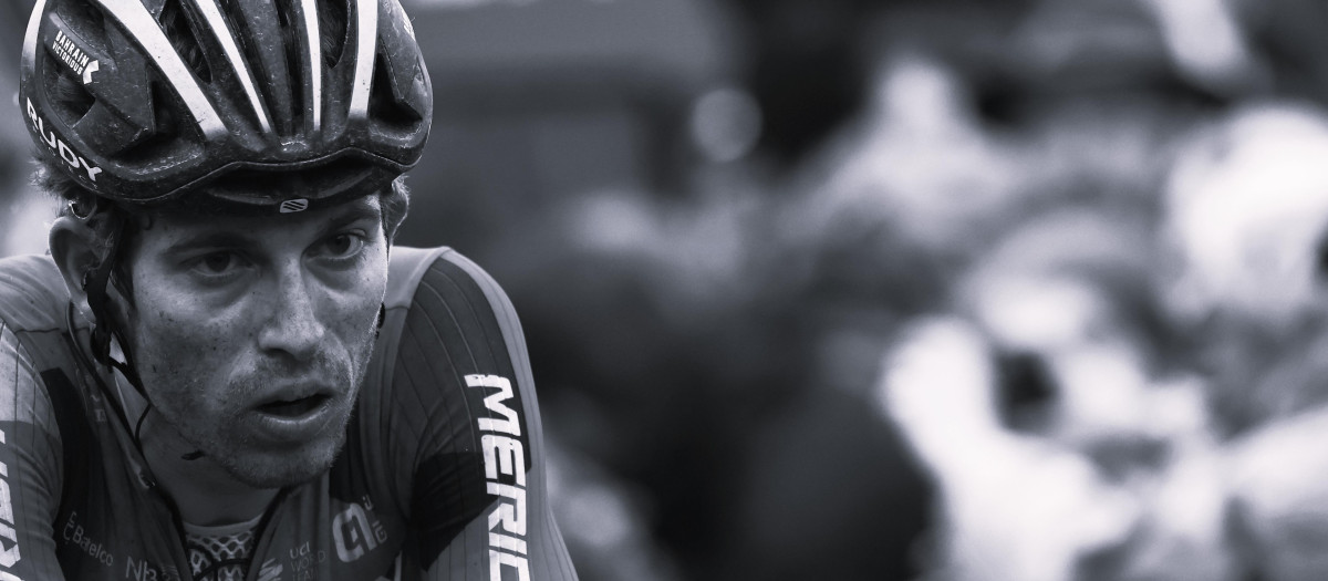 El ciclista Gino Mäder en la París-Niza de 2023