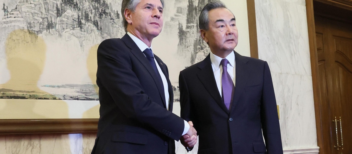 Antony Blinken saluda a Wang Yi antes de su reunión en Pekín