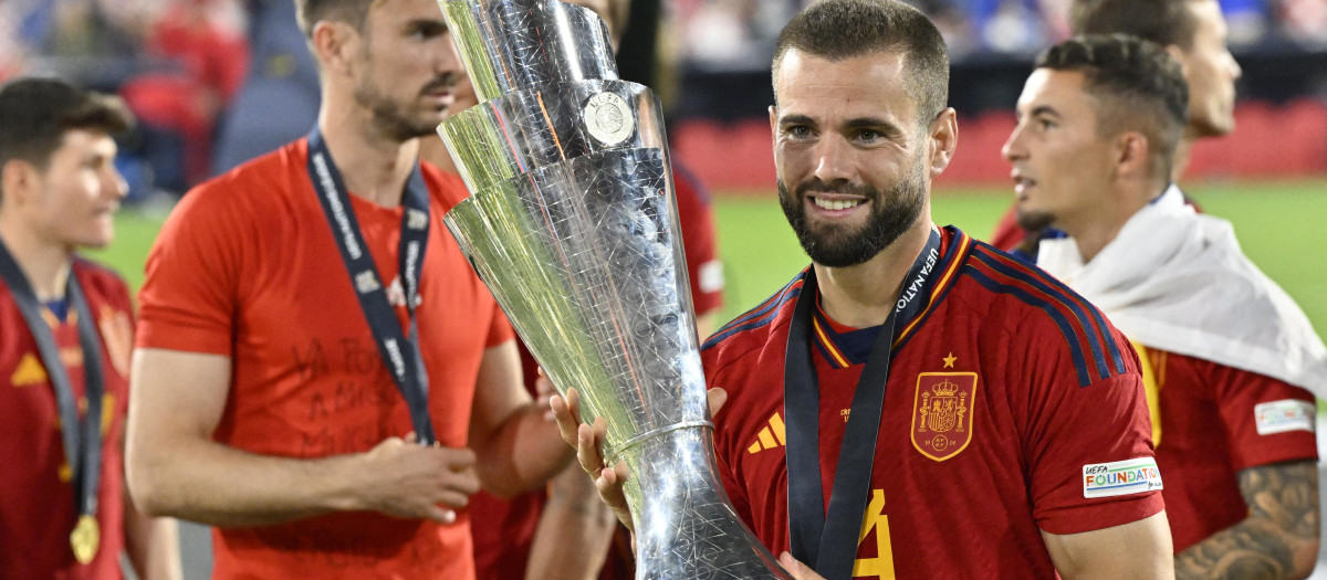 Nacho Fernández posa con el título de la Nations League