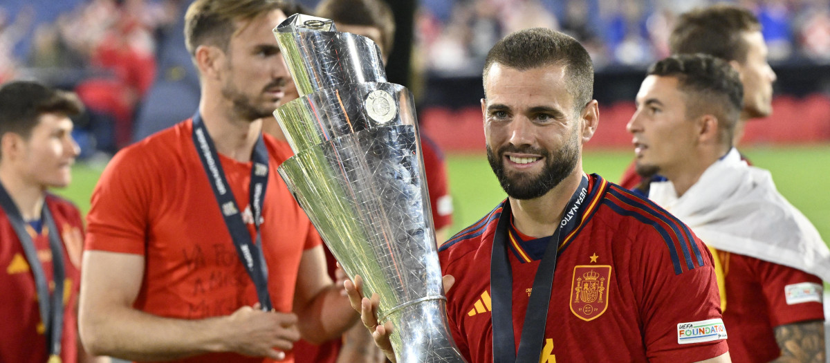 Nacho Fernández posa con el título de la Nations League