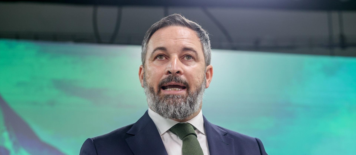 El líder de VOX, Santiago Abascal, interviene durante una rueda de prensa, en la sede nacional de VOX, a 29 de mayo de 2023, en Madrid (España). VOX se ha consolidado como el tercer partido nacional, tras los resultados electorales de ayer, 28 de mayo. El partido ha logrado triplicar concejales respecto a 2019, a pesar de que tanto en la Asamblea como en el Ayuntamiento de Madrid hayan bajado sus escaños respecto a 2019.
29 MAYO 2023;VOX;FORMACIÓN;ELECCIONES;RUEDA DE PRENSA;
Ricardo Rubio / Europa Press
29/5/2023