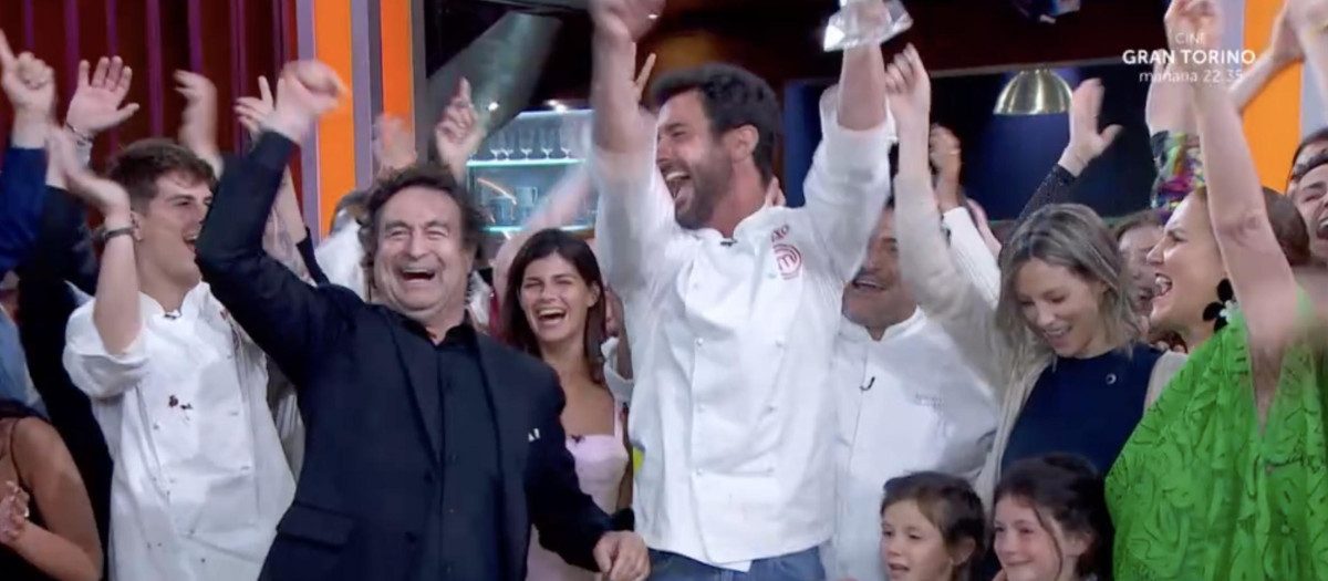 Eneko celebra su triunfo en 'MasterChef 11' en compañía de los jueces, los aspirantes y sus familias