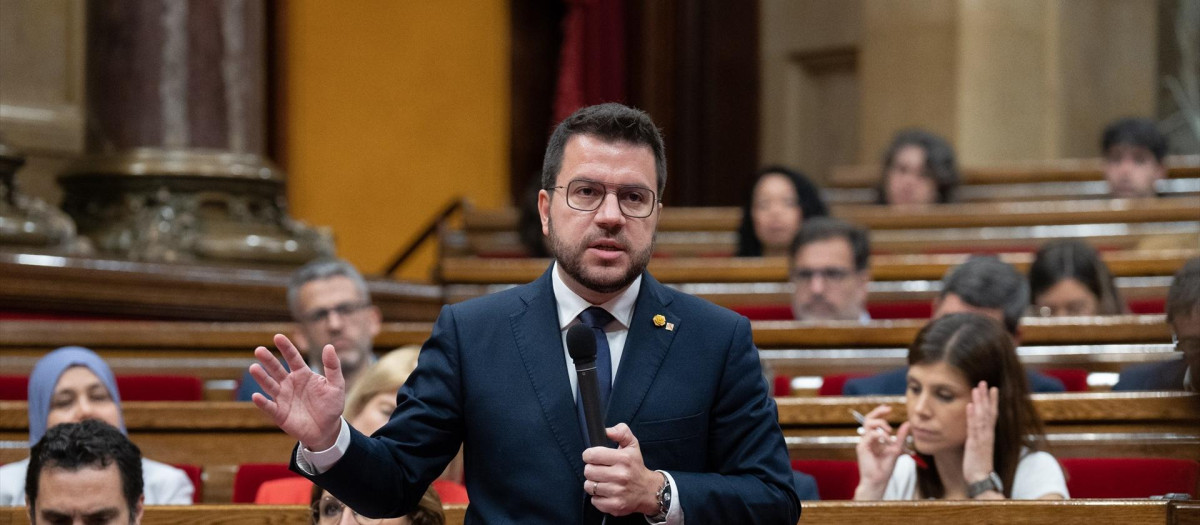 El presidente de la Generalitat, Pere Aragonés, interviene durante una sesión de control al Govern, en el Parlament de Catalunya, a 14 de junio de 2023, en Barcelona, Catalunya (España). El pleno de esta semana se inicia hoy con la sesión de control al Govern y después, el presidente de la Generalitat explica los cambios de composición del Consell Executiu, tras lo que se abrirá el debate con los grupos. Con la remodelación, Cambray y el exconseller de Territorio, Juli Fernàndez, han salido del Govern junto a la exconsellera de Acción Climática, Teresa Jordà --número 2 de ERC por Barcelona en el 23J-- y los han sustituido Simó, David Mascort (Acción Climática) y Ester Capella (Territorio).
14 JUNIO 2023;BARCELONA;CATALUNYA;REMODELACIÓN;GOVERN
David Zorrakino / Europa Press
14/6/2023