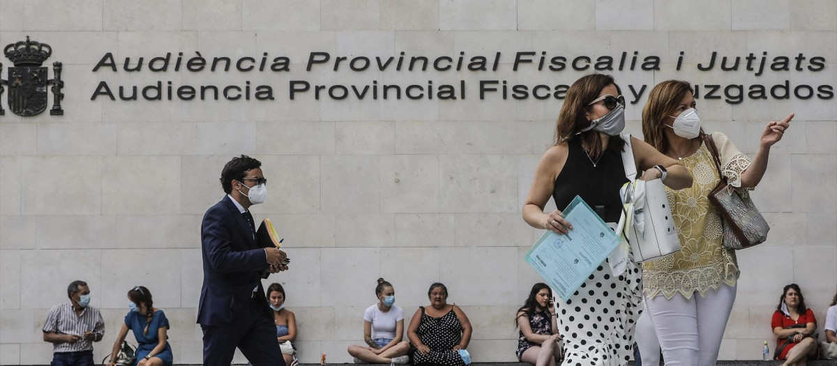 Largas colas de ciudadanos esperan su turno de entrada en los juzgados de la Ciudad de la Justicia de Valencia, colapsada ahora por el parón provocado por la pandemia del coronavirus, en Valencia, Comunidad Valenciana (España), a 3 de julio de 2020.
03 JULIO 2020;VALENCIA;COVID19;JUZGADOS DE LA CIUDAD DE LA JUSTICIA
Rober Solsona / Europa Press
(Foto de ARCHIVO)
03/7/2020