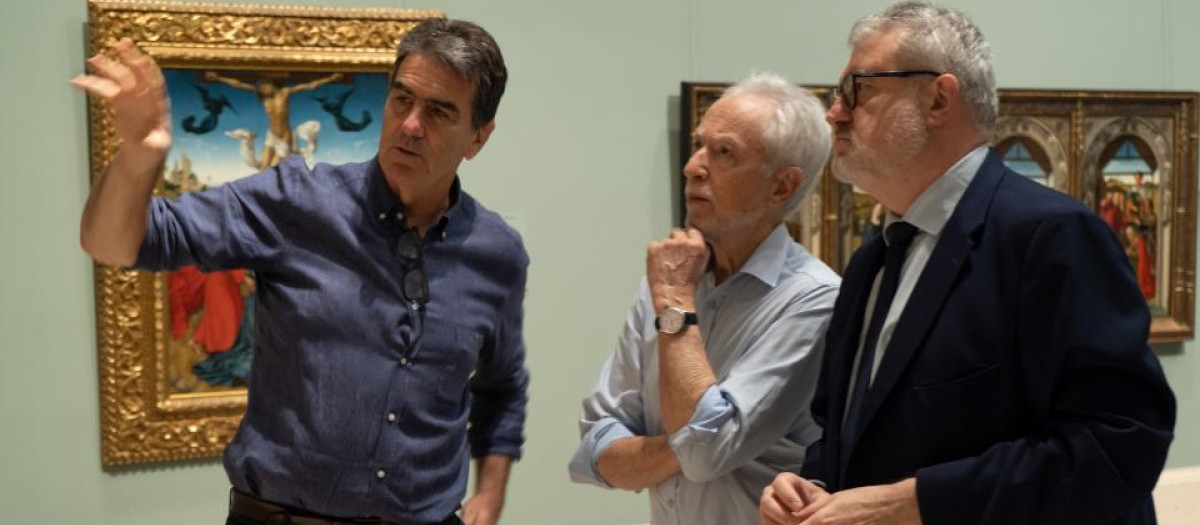 El Premio Nobel de Literatura en 2003, John Maxwell Coetzee, acompañado del Director del Museo Nacional del Prado, Miguel Falomir, y del Jefe de Conser­vación de Pintura Flamenca y Escuelas del Norte, Alejandro Vergara