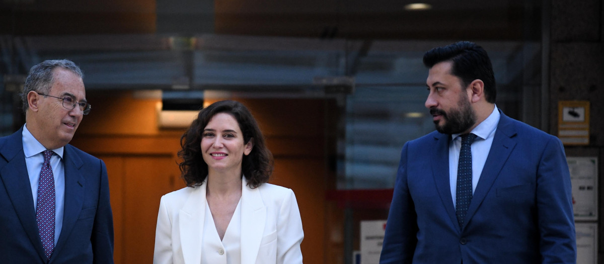 (I-D) El vicepresidente y consejero de Educación y Universidades en funciones, Enrique Ossorio; la presidenta en funciones de la Comunidad de Madrid, Isabel Díaz Ayuso, y el viceconsejero de Transportes e Infraestructuras de la Comunidad de Madrid, Carlos Díaz-Pache, a su llegada a una sesión plenaria de comienzo de la XIII Legislatura en la Comunidad de Madrid, en la Asamblea de Madrid, a 13 de junio de 2023, en Madrid (España). La sesión comienza con el juramento de todos los parlamentarios regionales electos y la posterior constitución de la Mesa de la Asamblea de Madrid, donde el PP obtendrá la mayoría de puestos al haber obtenido mayoría absoluta en las elecciones autonómicas del pasado 28 de mayo.
13 JUNIO 2023;MADRID;XIII LEGISLATURA;CONSTITUCIÓN MESA DE LA ASAMBLEA
Fernando Sánchez / Europa Press
13/6/2023