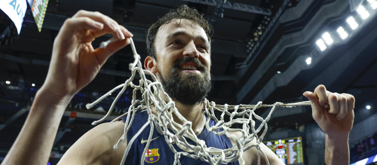 MADRID, 20/06/2023.- El pívot turco del Barça Sertac Sanli celebra la victoria tras el tercer partido de la final de la Liga Endesa de baloncesto que Real Madrid y Barça disputaron este martes en el WiZink Center. EFE/Juanjo Martín