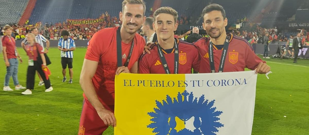 Fabián, Gavi y Jesús Navas con la bandera de la Coronación canónica de la Virgen de las Nieves