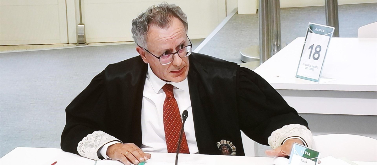 El fiscal Mario Piñeiro, visto desde la pantalla por la que los medios de comunicación observan el juicio por el accidente del Alvia, en la Cidade de la Cultura de Santiago de Compostela, a 6 de octubre de 2022, en Santiago de Compostela, A Coruña (España). El accidente ferroviario del Alvia fue el más grave de la democracia española tras provocar 80 muertos y 145 heridos en julio de 2013 en el barrio compostelano de Angrois. Nueve años después de lo ocurrido, se sientan en el banquillo de los acusados el maquinista y el exdirector de seguridad de Adif, a los que la justicia imputa 80 supuestos delitos de homicidio, 145 de lesiones y uno de daños por imprudencia profesional grave.La reclamación total por daños y perjuicios en materia de responsabilidad civil asciende a unos 57,69 millones de euros. Fiscalía pide para el maquinista y el exdirector de seguridad de Adif cuatro años de prisión, al igual que la plataforma que representa a la mayor parte de las víctimas del accidente.
13 OCTUBRE 2022;ADIF;A CORURÑA;SANTIAGO E COMPOSTELA;ALVIA;ACCIDENTE;
Álvaro Ballesteros / Europa Press
(Foto de ARCHIVO)
13/10/2022