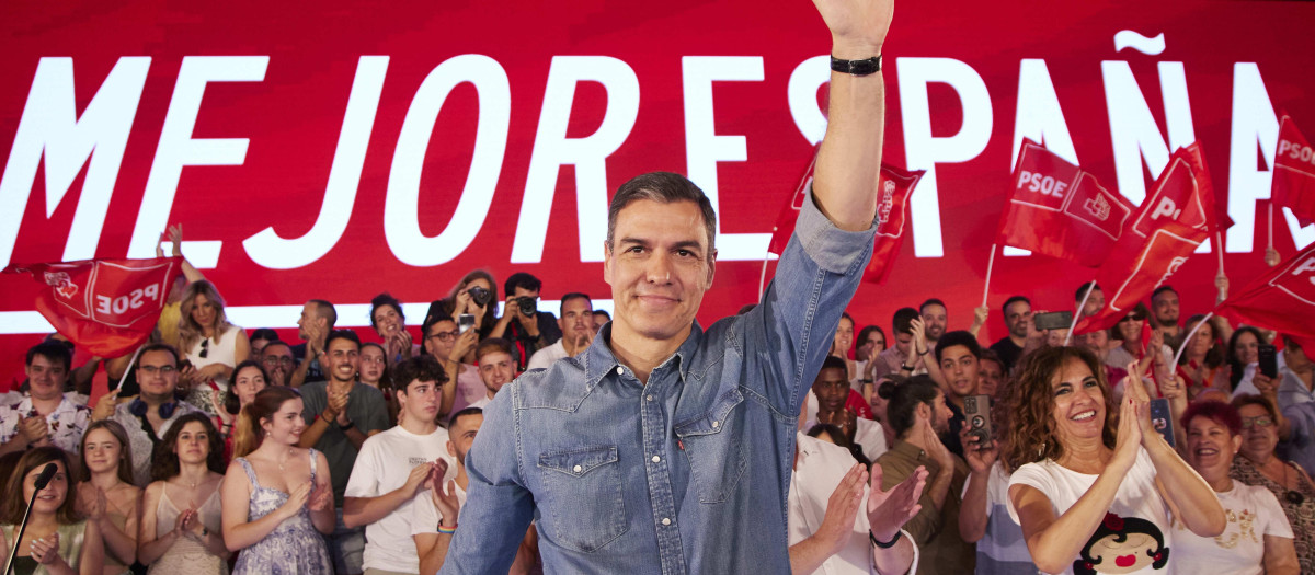 El presidente del gobierno de España y secretario general del PSOE, Pedro Sánchez, durante el acto público en la caseta municipal de Dos Hermanas, a 17 de junio de 2023 en Sevilla (Andalucía, España). El presidente del gobierno de España y secretario general del PSOE, Pedro Sánchez, acude a Dos Hermanas, para intervenir en un acto público con los militantes del partido socialista.
