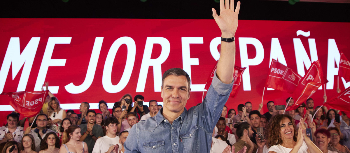 El presidente del gobierno de España y secretario general del PSOE, Pedro Sánchez, durante el acto público en la caseta municipal de Dos Hermanas, a 17 de junio de 2023 en Sevilla (Andalucía, España). El presidente del gobierno de España y secretario general del PSOE, Pedro Sánchez, acude a Dos Hermanas, para intervenir en un acto público con los militantes del partido socialista.