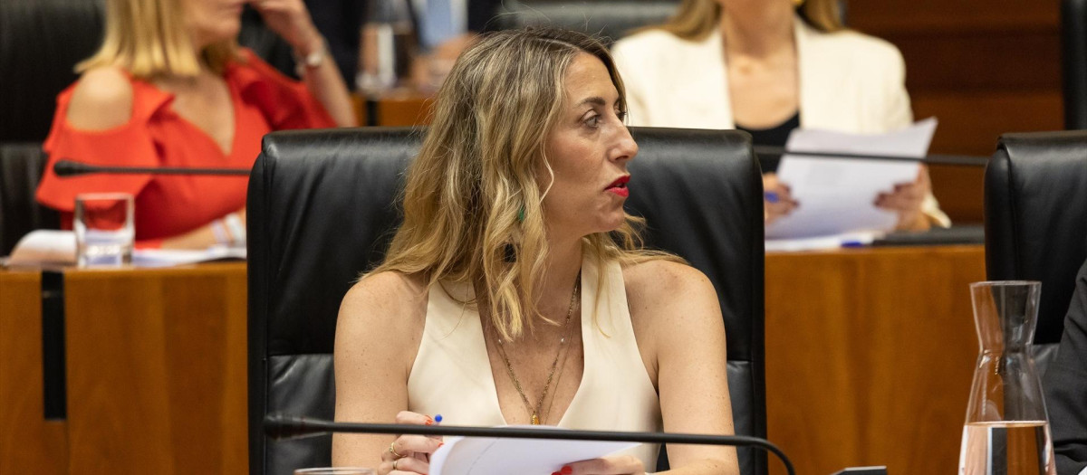 La presidenta del PP de Extremadura, María Guardiola, durante la constitución de la Asamblea de Extremadura, a 20 de junio de 2023, en Mérida, Badajoz, Extremadura (España). Blanca Martín Delgado, del Grupo Socialista, volverá a ocupar el cargo de presidenta de la Asamblea de Extremadura en esta XI Legislatura, después de que PP y VOX no hayan llegado a un acuerdo cerrado para la formación de un gobierno alternativo. Martín ha recibido 32 votos, los 28 diputados de su grupo y los cuatro de Unidas por Extremadura, mientras que el candidato del PP, Abel Bautista, ha obtenido 28, mismo número de escaños que tiene su grupo parlamentario, y el de Vox, Ángel Pelayo Gordillo Moreno el de los cinco diputados con los que cuenta su grupo. Este fracaso entre PP y VOX acerca a Extremadura a unas nuevas elecciones.
Jorge Armestar / Europa Press
20/6/2023