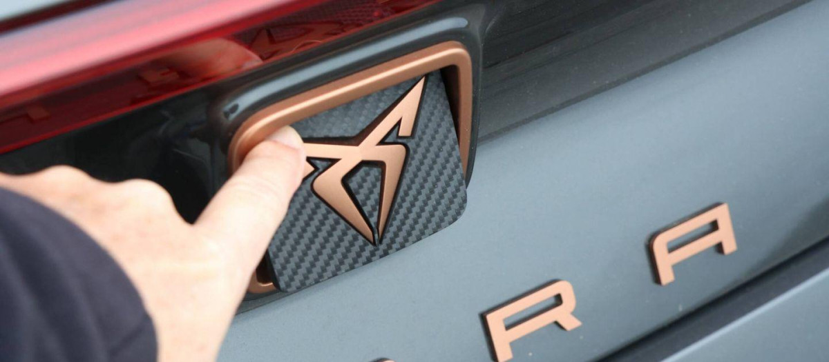 Seat fue de las primera marcas en introducir funciones en el logo trasero