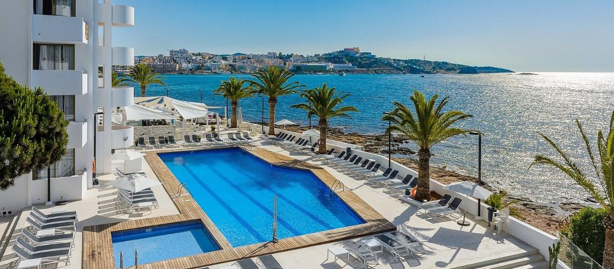 31/05/2018 Apartamento de Playasol en Ibiza.

Playasol Ibiza Hotels aumentó el pasado año la categoría de once de sus establecimientos gracias a las reformas realizadas, con lo que ha duplicar sus establecimientos de tres estrellas o llaves y de categoría superior.

ESPAÑA EUROPA MADRID ECONOMIA
PLAYASOL IBIZA HOTELS