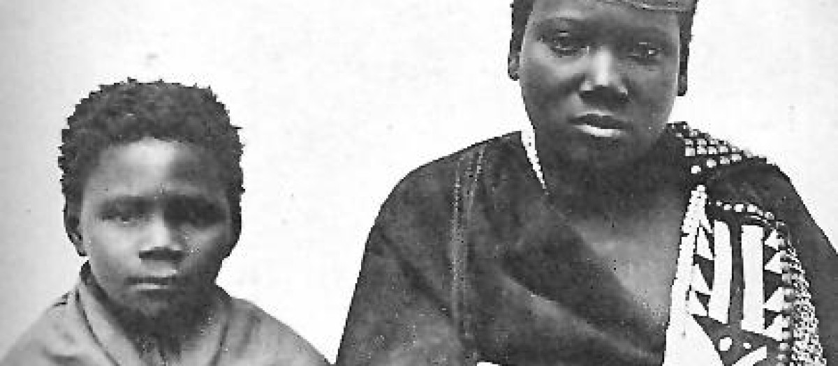 Nongqawuse (derecha) con su compañera profetisa, Nonkosi