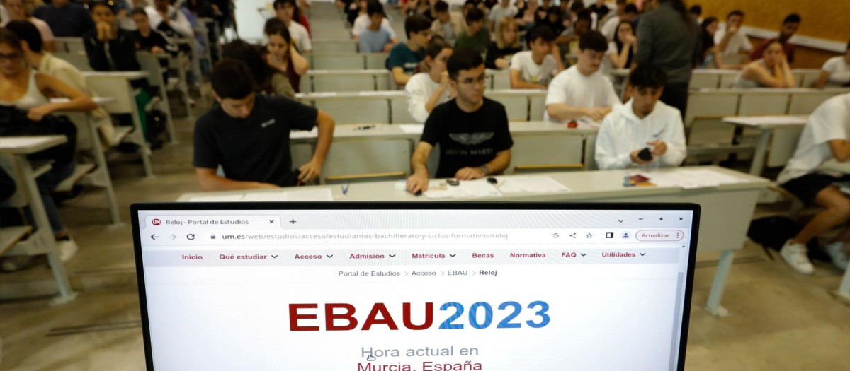 Varios alumnos antes de comenzar uno de los exámenes de las pruebas de acceso a la universidad 2023