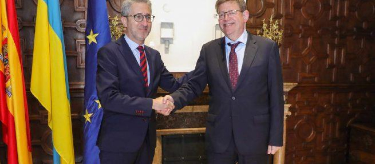 El presidente en funciones de la Generalitat Valenciana, Ximo Puig, saluda a su consejero de Hacienda, Arcadi España.