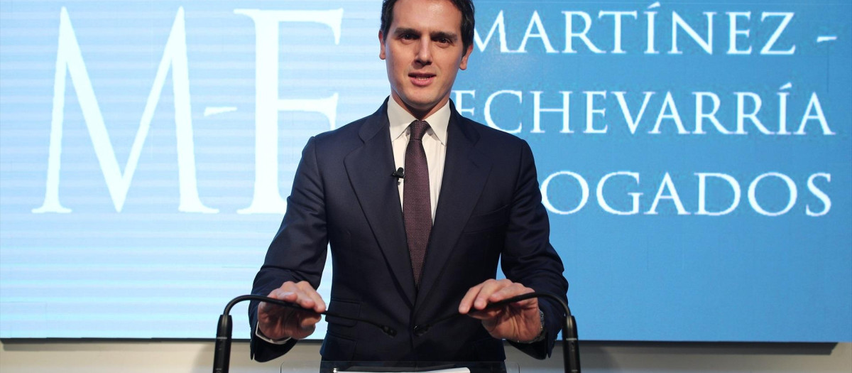 El expresidente de Ciudadanos, Albert Rivera, durante la rueda de prensa que ha ofrecido a los medios tras el anuncio de su fichaje por el despacho de abogados Martínez Echevarría, en la Sala Cómo, Madrid (España), a 2 de marzo de 2020.
02 MARZO 2020;ALBERT RIVERA;ABOGADOS;MARTÍNEZ ECHEVARRÍA
Eduardo Parra / Europa Press
(Foto de ARCHIVO)
02/3/2020