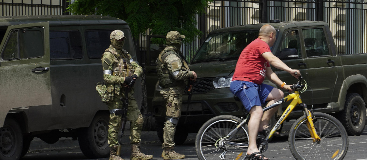 Los paramilitares del grupo Wagner se movilizan en tanques para tomar la ciudad rusa de Rostov