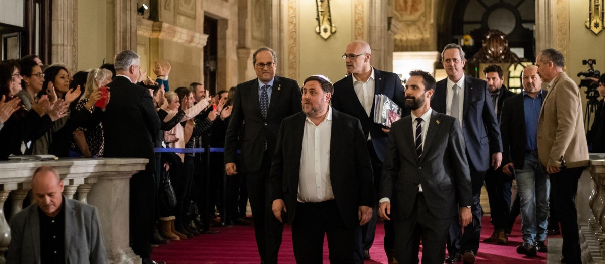 (I-D) El presidente de la Generalitat, Quim Torra; el exvicepresident de la Generalitat y preso del 'Procés', Oriol Junqueras; el exconseller de Asuntos Exteriores, Relaciones Institucionales y Transparencia de la Generalitat y preso del 'Procés', Raül Romeva; el presidente del Parlament de Catalunya, Roger Torrent; y el exconseller de Interior y preso del 'Procés', Joaquim Forn, bajan las escaleras del Parlament tras las declaraciones de los exconsellers ante la Comisión de Investigación de la aplicación del 155 en Catalunya, en el Parlament de Catalunya /Barcelona, a 28 de enero de 2020.
28 enero 2020 juicio, 1-O
Pau Venteo / Europa Press
(Foto de ARCHIVO)
28/1/2020