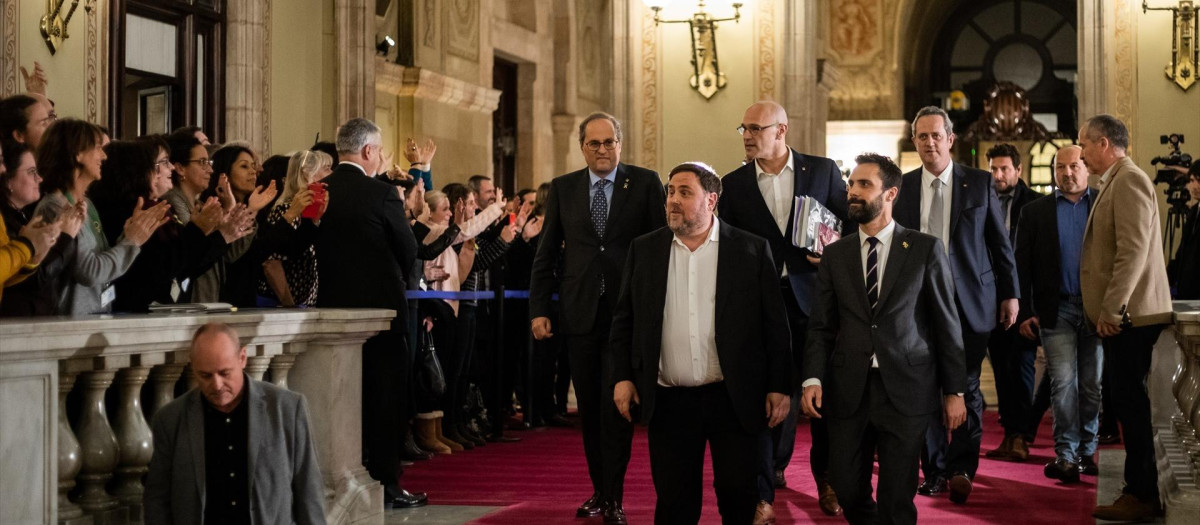 (I-D) El presidente de la Generalitat, Quim Torra; el exvicepresident de la Generalitat y preso del 'Procés', Oriol Junqueras; el exconseller de Asuntos Exteriores, Relaciones Institucionales y Transparencia de la Generalitat y preso del 'Procés', Raül Romeva; el presidente del Parlament de Catalunya, Roger Torrent; y el exconseller de Interior y preso del 'Procés', Joaquim Forn, bajan las escaleras del Parlament tras las declaraciones de los exconsellers ante la Comisión de Investigación de la aplicación del 155 en Catalunya, en el Parlament de Catalunya /Barcelona, a 28 de enero de 2020.
28 enero 2020 juicio, 1-O
Pau Venteo / Europa Press
(Foto de ARCHIVO)
28/1/2020