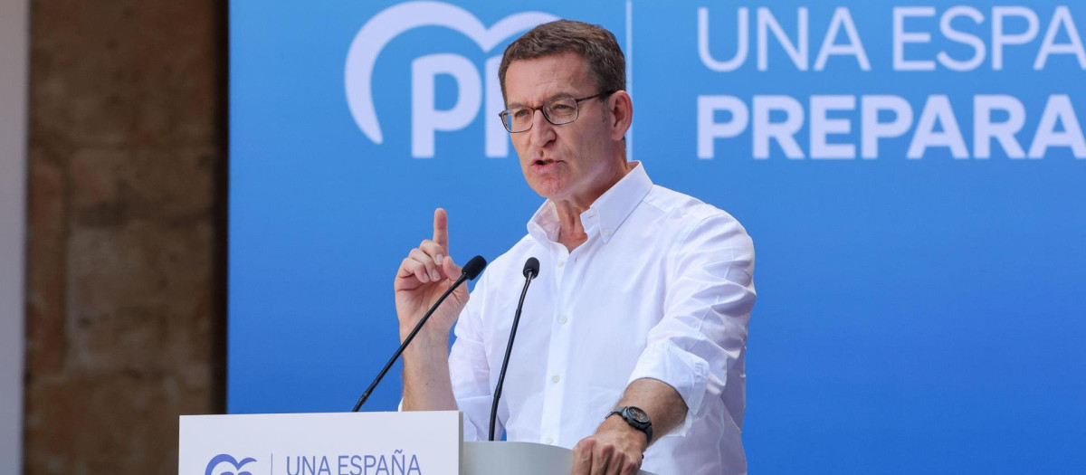 SALAMANCA, 25/06/2023.- El líder del Partido Popular, Alberto Núñez Feijóo, participa en un acto con militantes de su partido este domingo en el colegio Arzobispo Fonseca de Salamanca. EFE/J.M. García