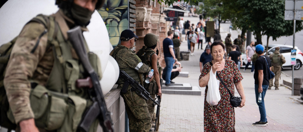 Un residente local pasa junto a miembros del grupo Wagner en Rostov durante la rebelión del 24 de junio