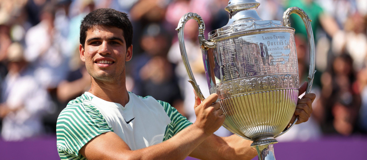 Carlos Alcaraz gana en Queen's y posa con la copa de campeón