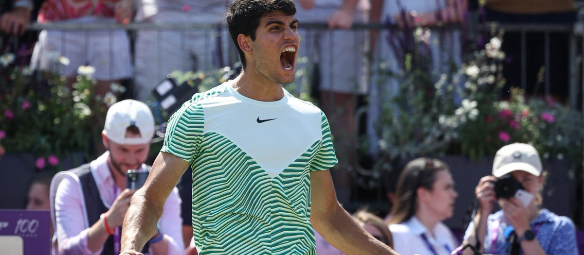 Carlos Alcaraz celebra el título en Queen's