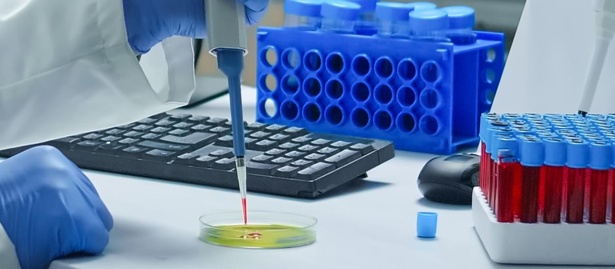 Científicos trabajando en un laboratorio diferentes virus