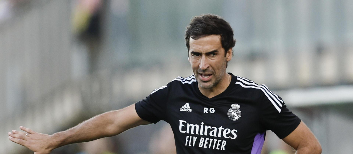ELDA (ALICANTE), 25/06/2023.- El entrenador del Real Madrid Castilla, Raúl González, da instrucciones a sus jugadores durante el partido de vuelta de la final de la fase de ascenso a LaLiga SmartBank entre el CD Eldense y el Real Madrid Castilla, este domingo en el Estadio Municipal Nuevo Pepico Amat en Elda, Alicante. EFE/ Biel Aliño