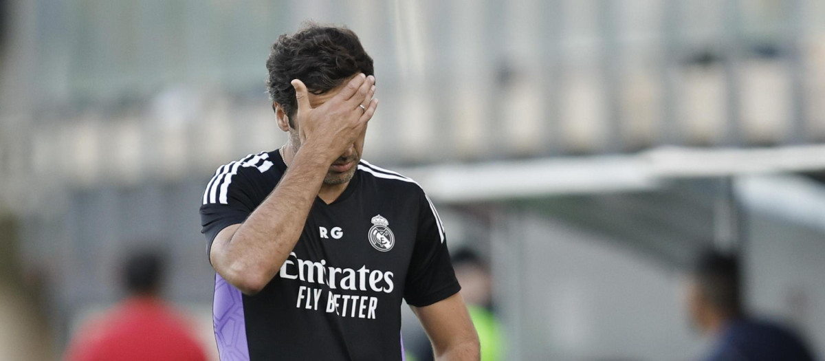 ELDA (ALICANTE), 25/06/2023.- El entrenador del Real Madrid Castilla, Raúl González, da instrucciones a sus jugadores durante el partido de vuelta de la final de la fase de ascenso a LaLiga SmartBank entre el CD Eldense y el Real Madrid Castilla, este domingo en el Estadio Municipal Nuevo Pepico Amat en Elda, Alicante. EFE/ Biel Aliño