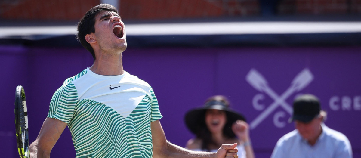 Carlos Alcaraz celebra su victoria en la final de Queen's